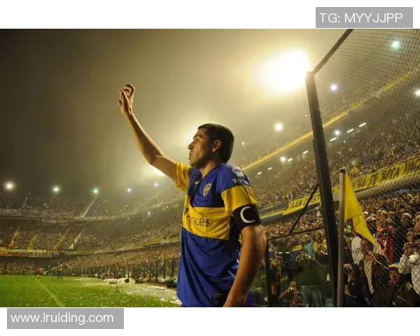 足球明星华丽走秀展现风采引领时尚潮流的精彩瞬间