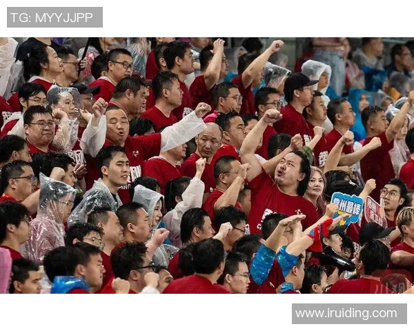 足球明星与中国球迷的亲密互动展现文化交流与友谊的美好瞬间