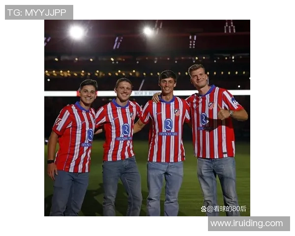 明星同框足球场上的演员与球星亲密合影展现友谊与激情